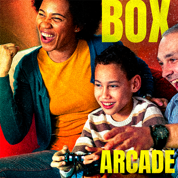 Famille jouant dans une box arcade à Virtual Arena Nevers